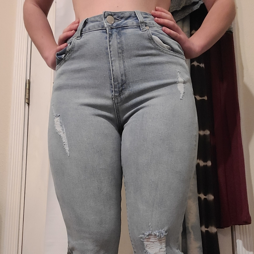 Highrise cotton on jeans with ripped details